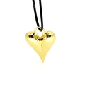 Detalle de colgante de corazón dorado pulido 3D con cordón negro sobre fondo blanco - Estilo A (20mm) / Dorado