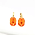 Moderne goldene Creolen mit leuchtend orangefarbenen Anhängern im Kaffeebohnen-Design - Orange