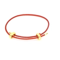 Detail eines roten geflochtenen Armbands mit verstellbaren goldenen Schiebeverschlüssen - Rot (16#)