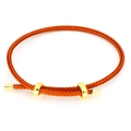 Detailaufnahme des orangefarbenen Flechtarmbands mit goldenen Metallringen und Endkappen - Orange (03#)