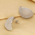 Detalle de pendientes plateados con textura de microperlas sobre fondo de satén - Estilo de Semicírculo de Micro Rejilla de Cuentas / Oro blanco