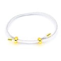 Detail eines verstellbaren weiß geflochtenen Armbands mit drei polierten Goldperlen - Weiß (14#)