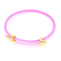 Detailansicht eines rosa geflochtenen Armbands mit verstellbarem goldenem Metallverschluss - Rosa (06#)