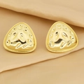 Detalle de pendientes triangulares dorados con textura única sobre fondo beige - Estilo Triángulo Redondeado / Dorado