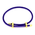 Detail eines verstellbaren lila geflochtenen Armbands mit goldenen Metallringen - Lila (02#)