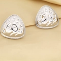 Primer plano de pendientes triangulares plateados con textura martillada en raso - Estilo de Triángulo Martillado / Oro blanco