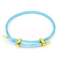 Detailansicht eines hellblauen geflochtenen Armbands mit goldpolierten Metallschiebern - Hellblau (01#)