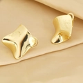 Pendientes geométricos irregulares en oro pulido sobre fondo de tela de seda beige - Estilo Fluido Irregular / Dorado