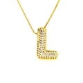 Makroaufnahme der goldene Halskette mit L-Anhänger und glänzenden Zirkonia-Steinen - Buchstabe L