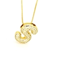 Nahaufnahme der goldenen S-Buchstabenkette mit glitzernden Micro-Pavé Zirkonia Details - Buchstabe S