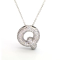 Primer plano del colgante letra Q de plata con pavé de circonitas blancas brillantes - Letra O