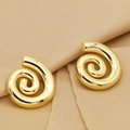 Detailansicht goldener Spiralohrringe mit poliertem Finish auf Seidenstoff - Gold Dimensionaler Schnecken-Spiral-Stil