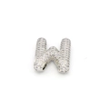 Primer plano del colgante letra W de plata con pavé de circonitas brillantes - Letra W