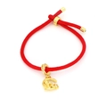 Détail du bracelet tissé rouge avec pendentif doré représentant un lion sur un croissant de lune - Style Lion Lune Étoile Dessin Animé (F4)
