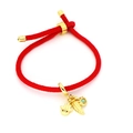 Bracelet tressé rouge avec breloques dorées œil protecteur et main de fatma sur fond blanc - Style Main de Fatma Plume Mauvais Œil (F3)