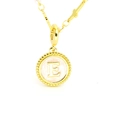 Détail du collier doré avec pendentif lettre E breloques croix et perles blanches - Lettre E