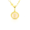 Collier doré avec pendentif lettre F rose, petites perles et breloques en croix - Lettre F