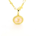 Détail du pendentif lettre J doré avec texture marbre rose, perles et petite croix - Lettre J