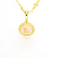 Détail du pendentif lettre L en émail rose avec perles blanches et chaîne croix dorée - L