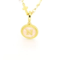 Détail du collier doré avec initiale N, émail rose, perle blanche et petit pendentif croix - Lettre N