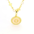 Détail de collier doré avec perles roses et pendentif ovale arborant la lettre O - Lettre O