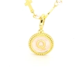 Détail du collier doré avec pendentif lettre Q, émail rose, perles et petite croix - Lettre Q