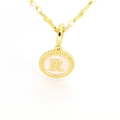 Détail macro du collier plaqué or avec pendentif lettre R en émail rose et perles blanches - Lettre R