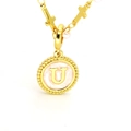 Détail du pendentif lettre U dorée avec émail rose et chaîne de croix élégante - Lettre U