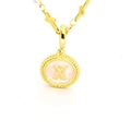 Vue macro du pendentif lettre X doré avec base rose, perle et petits détails - Lettre X