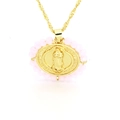 Primer plano del colgante de la Virgen María dorado con cuentas rosas y grabado - Rosa