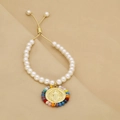 Détail du bracelet en perles avec pendentif religieux et bordure en perles arc-en-ciel - Multicolore (C6)