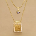 Gros plan du collier double couche doré avec pierre violette et pendentif perles - Collier Double Rang Pendentif Relief Personnage Vintage (c7)