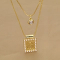 Macro de collier doré double rang avec pendentif en relief bordé de perles blanches - Collier Double Rang Pendentif Ornement Relief (c4)