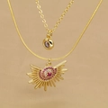 Colliers dorés superposés avec pendentif soleil et breloque cristal sur tissu marron - Collier Double Rang Pendentif Soleil Radiant (c1)