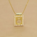 Collar dorado con colgante rectangular de perlas y diseño de sagrado corazón calado - Collar con Colgante de Corazón Sagrado y Cruz Hueca (a2)