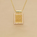 Gros plan du pendentif doré avec perles et détails gaufrés sur collier chaîne box - Collier Pendentif Relief Personnage Creux (a5)