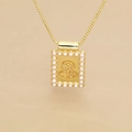 Detalle de un colgante rectangular dorado con borde de perlas y relieve religioso - Collar con Colgante en Relieve de la Virgen María (a3)