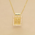 Gros plan d'un pendentif doré avec bordure en perles et gravure sur tissu beige texture - Collier Pendentif Relief Personnage Barbu au Haut-de-forme (a6)