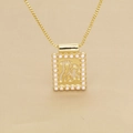 Gros plan d'un pendentif doré avec bordure en perles blanches et centre ajouré stylé - Collier Pendentif Vintage Creux (a7)
