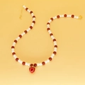 Détail d'un collier de perles fraise avec perles blanches et rouges et fermoir doré - Collier Fraise (Style B)