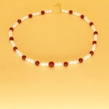 Détail du collier de perles avec fraises rouges et fermoir mousqueton doré - Collier Perles Rouges (Style C1)