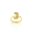 Makroaufnahme: Goldener verstellbarer Ring mit Zirkonia-besetztem Buchstabe J Design - Einstellbar Offen / Buchstabe J