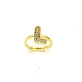 Detailaufnahme eines goldenen L-Buchstaben-Rings mit Mikro-Pave-Zirkonia-Kristallen - Einstellbar Offen / Buchstabe L