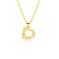 Détail du pendentif lettre D dorée avec zircons baguettes sur une chaîne torsadée - Lettre D
