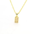 Détail du collier doré avec pendentif rectangulaire serti de zircons scintillants - Lettre I