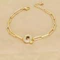 Detailed view of the 18k gold paperclip chain bracelet with a sparkling zircon letter Q charm - Letter Q