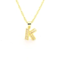 Détail du collier lettre K doré avec incrustations de zircons cubiques rectangulaires - Lettre K