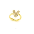Makroaufnahme von vergoldetem Buchstaben-V-Ring mit weißen Zirkoniasteinen in Mikropavé - Einstellbar Offen / Buchstabe V
