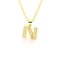 Détail macro du collier pendentif lettre N doré avec zircons rectangulaires sertis sur blanc - Lettre N