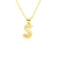 Détail du collier avec pendentif lettre S doré orné de zircons scintillants - Lettre S